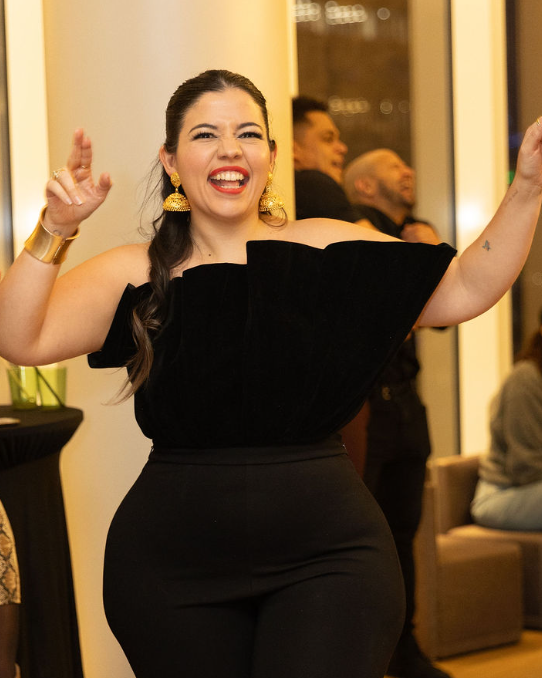 Woman in a black outfit dancing in a fashion show for Es Hora